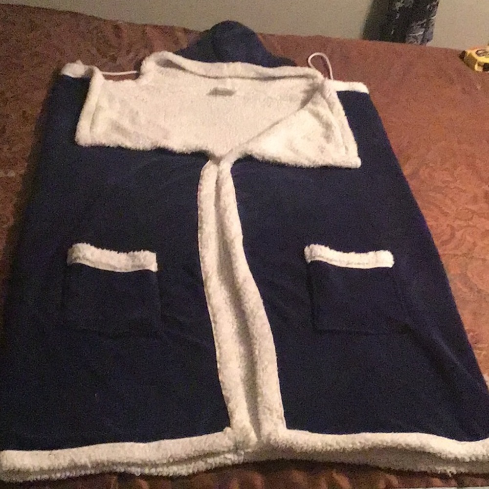 70x60 hooded blanket throw with 2 buttons closure, 2 pockets and string tie hood